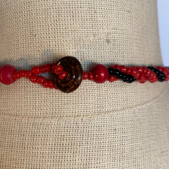 💰 5 FOR $40 / VINTAGE RED & BLACK BEADED "SEASHELL" NECKLACE AND EARRINGS (VGUC) - Picture 4 of 5